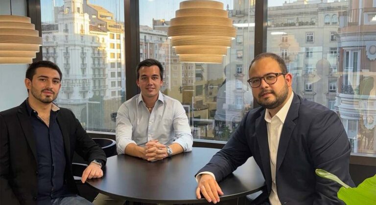 Equipo de Deveco en la nueva sede del centro de Zaragoza