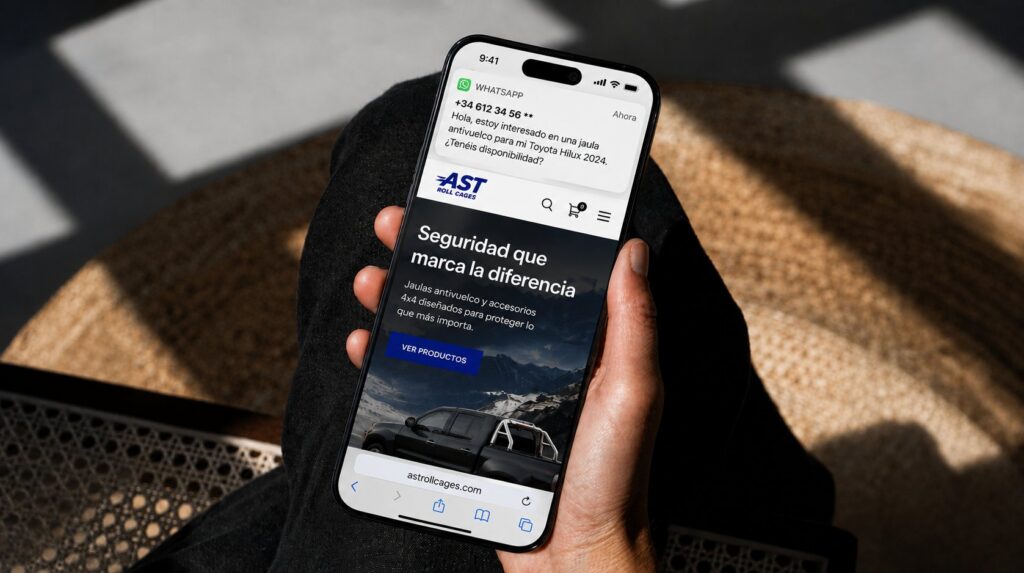Cliente de AST Roll Cages consultando el asistente de WhatsApp desde el movil